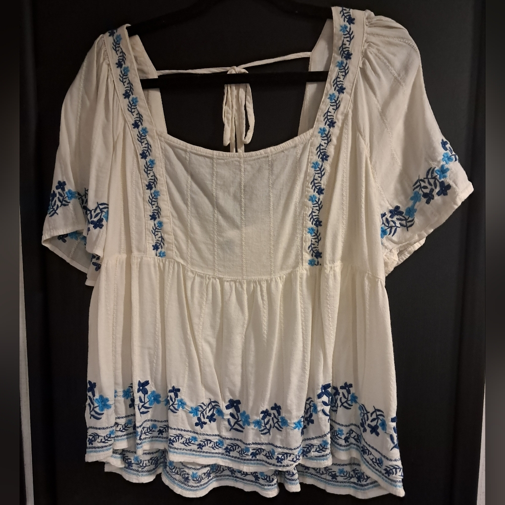 Mamma Mia! Old Navy Embroidered White and Blue Women's Top